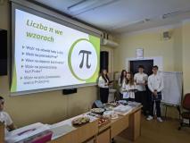 Uczniowie podczas realizacji projektu o loiczbie Pi