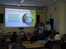 Uczniowie podczas realizacji projektu o loiczbie Pi